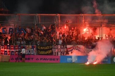 Slika od Torcida ušla u Rijeku, blokirana je cesta: Stigli su do Kantride, krenuli su i prema centru, ali dočekala ih je policija