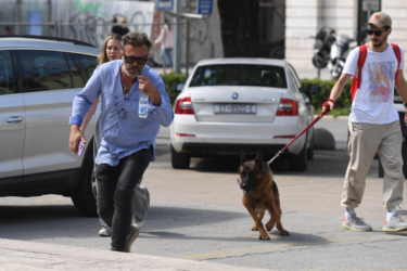 Slika od Trifunović kasnio na sud u Splitu jer je promašio zgradu. Pratili ga supruga i pas