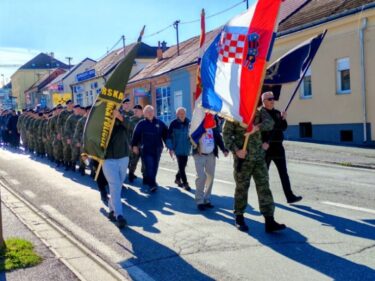 Slika od U bjelovarskom Mimohodu pobjednika povorka s više stotina sudionika