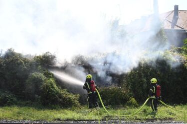 Slika od U Kalima izbio požar na skladištu, brzo se proširio na krov! Čekaju se rezultati očevida