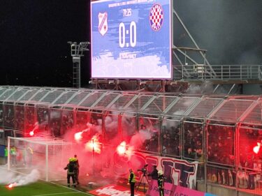 Slika od Užarena je atmosfera na Rujevici: Torcida uzvratila Armadi bakljadom, intervenirali vatrogasci