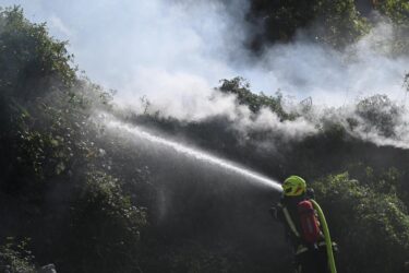 Slika od Veliki požar buknuo kod kolodvora u Zagrebu: prolaznici pokušavali ući u baraku, ne zna se ima li koga unutra