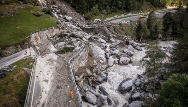 Slika od VIDEO Švicarska nakon oluja i klizišta turiste evakuira helikopterom