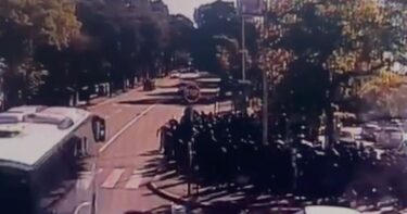 Slika od VIDEO Torcida došla u Rijeku i sukobila se s policijom