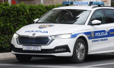 Slika od Vozača kombija s migrantima policija pokušala zaustaviti, sletio s ceste, 7 teško ozlijeđenih, među njima i djeca