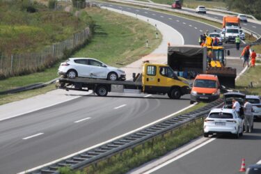 Slika od Zbog neprilagođene brzine 25-godišnjak se zabio u automobil ispred sebe: jedna osoba teško ozlijeđena, troje prevezeno u bolnicu