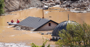 Slika od Bračni par iz BiH spasio više ljudi od poplave, na leđima prenijeli dijete do obale