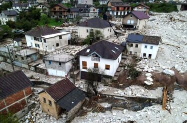 Slika od Broj poginulih u poplavama i odronima porastao na 18, traga se za nestalima