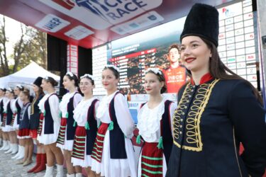 Slika od Današnji spektakl završit će u Sinju, grad alkara uživo će gledati neke druge ‘konjanike‘