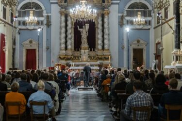 Slika od DSO i mladi oboist Noah Rudd sviraju pod ravnanjem Antuna Poljanića