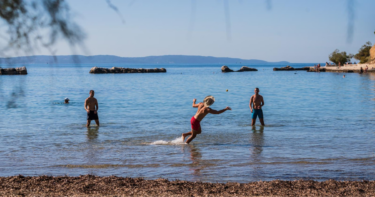 Slika od FOTO Jesenski ugođaj na plaži Firule: U Splitu i dalje ima kupača