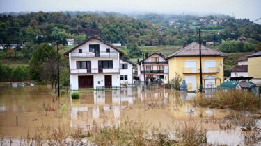 Slika od FOTO Potop u Kiseljaku, odgođena nastava: “Ne krećite se pješke ni u autima”