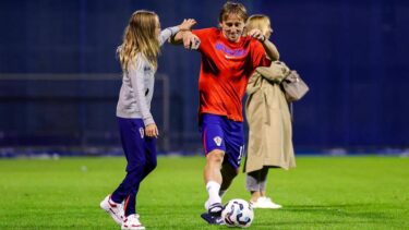 Slika od FOTO Tata, tata, ajde mene prođi! Modrić nakon utakmice zaigrao nogomet s djecom…