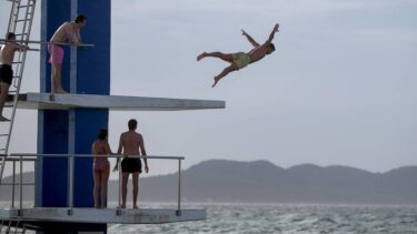 Slika od FOTO U Zadru sezona još traje! Turisti se zabavljali skokovima u more unatoč jakom jugu