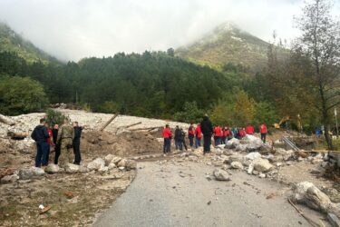 Slika od HGSS-ovci se dugo probijali do Donje Jablanice, u timu je i potražni pas Zara