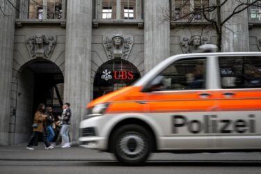 Slika od Muškarac ranio nekoliko djece u vrtiću, policijski automobili, vozila hitne pomoći i roditelji okružili su zgradu