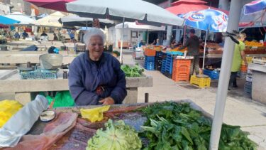 Slika od Na njezinom banku uvijek ima vrhunske verdure: “Slatka je ka cukar, a takva san i ja, diko, bila!‘