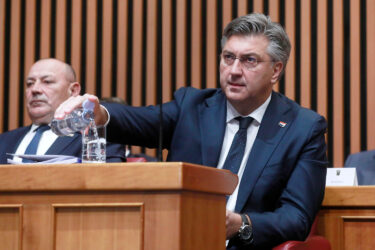 Slika od Plenković pozvao zastupnike da ne razbijaju klupe, Bulj mu donio jaja i kruh