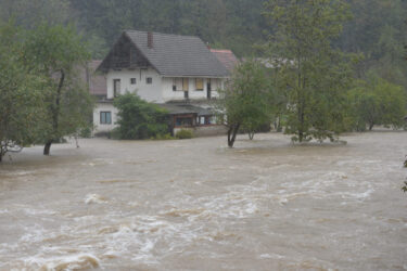 Slika od Poplave prijete brojnim hrvatskim gradovima: Ogulin pod vodom, Kupa viša od očekivanog