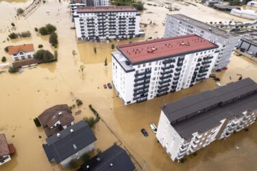 Slika od Strašan prizor, dječak među ruševinama u Jablanici traži svog prijatelja: ‘Ovdje mu je bila kuća, ne znam gdje je…‘