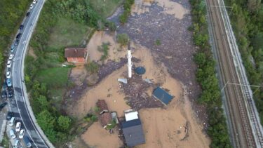 Slika od U poplavama 21 poginuli, među njima i mlada trudnica. Našli zagrljeni par u ruševinama