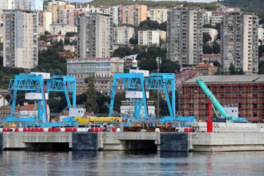 Slika od Ugašen požar radnog stroja na kontejnerskom terminalu Rijeka