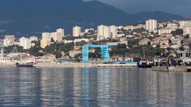 Slika od Ugasili požar radnog stroja na kontejnerskom terminalu Rijeka