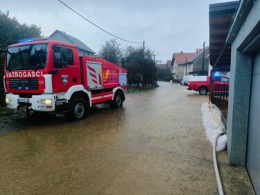 Slika od Vatrogasci su cijelu noć radili na obrani naselja Žabarica kod Gračaca, poplavljeno je 20 objekata!