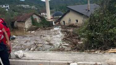 Slika od Velika tuga! U poplavi izgubili 9 članova obitelji: Ostao je samo dječak, ljudi su pomogli, ali…