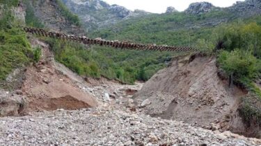 Slika od VIDEO Nevjerojatna scena: Dio pruge u BiH ostao visiti u zraku, pokrenulo se ogromno klizište