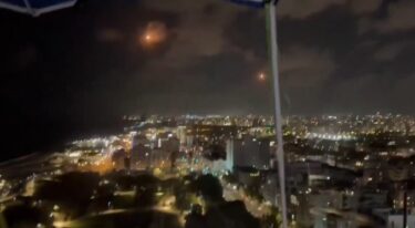 Slika od VIDEO Ovo je trenutak masovnog iranskog raketnog udara na Tel Aviv i Jeruzalem