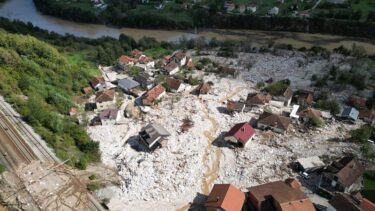 Slika od VIDEO Poplave sravnile kraj sa zemljom. Snimili Jablanicu iz zraka, najmanje 18 ljudi umrlo