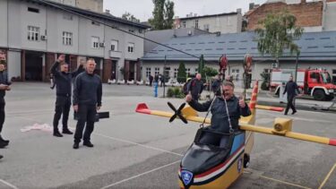 Slika od VIDEO Vatrogasac Branko otišao u mirovinu, kolege pripremile ‘kanader’ za zadnji let: Sretno!