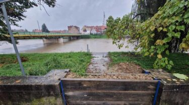 Slika od Vodostaj Kupe opasno raste. Bujice u Gospiću, ugrožen Karlovac