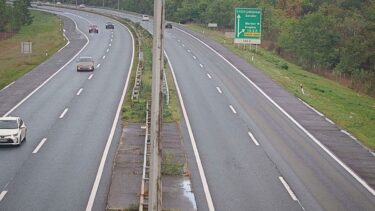 Slika od Vozači, oprez. Ceste su mokre i skliske, ima i odrona