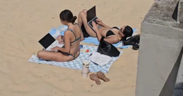 Slika od “Vrijeme je da odete u ured”: Djevojke s laptopima na plaži pokrenule raspravu