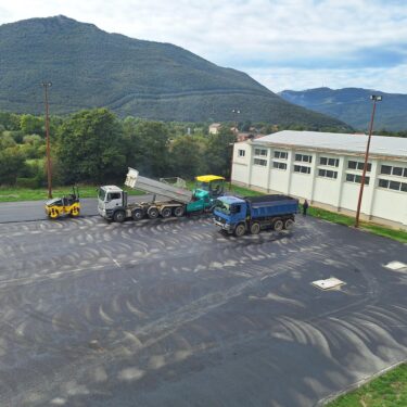 Slika od Započeli radovi na adaptaciji školskog igrališta u Gračacu vrijedni 140 tisuća eura. Što će sve biti novo…